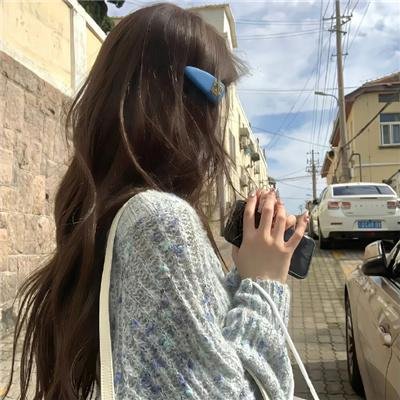 随盲柳入眠的女人